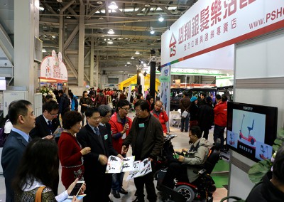 必翔總經理蔣清明講解商品，配合超大螢幕影片介紹。